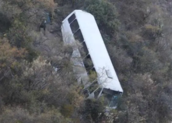 Autobús con 30 trabajadores cae a barranco en Tlaxcala; hay varios heridos