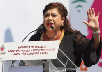 Entrega Clara Brugada apoyos para transporte a más de 50 mil universitarios
