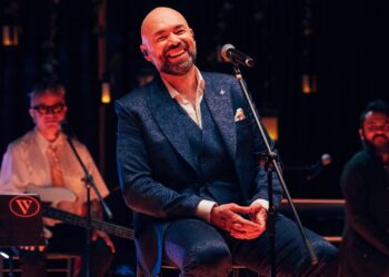 SANTIAGO CRUZ PRESENTA «6:00 A.M. (VERSIÓN 2025)» Y ANUNCIA GIRA «QUINCE DE CAMINOS» EN MÉXICO