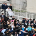 Papa Francisco aparece por sorpresa en la plaza de San Pedro en Domingo de Ramos