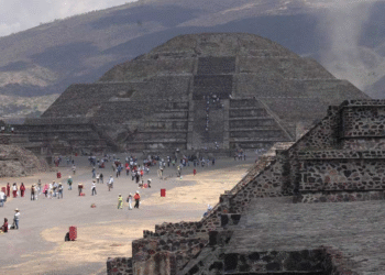 INAH ya permite que visitantes suban a la Pirámide de la Luna en Teotihuacán