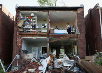 Tornados arrasan en Kentucky y Misuri; dejan al menos 21 muertos