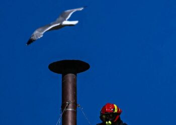 Colocan en la Capilla Sixtina la chimenea de la fumata para el cónclave