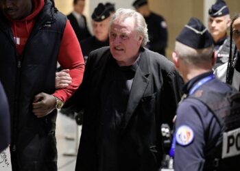 Declaran culpable a Gérard Depardieu de agresión sexual; lo condenan a 18 meses de prisión