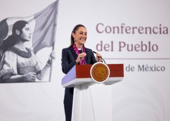 Sheinbaum firma decretos para mejorar movilidad docente y garantizar pensiones dignas