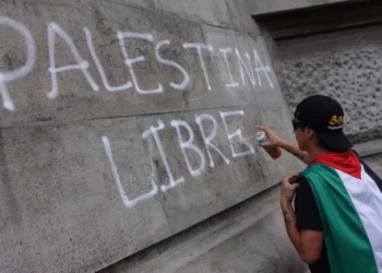Manifestantes pro-Palestina pintarrajean Ángel de la Independencia durante manifestación