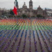 Levanta CDMX en el Zócalo la bandera LGBTTTIQ+ más grande del mundo