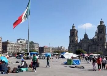 Tras 23 días, CNTE levanta plantón en el Zócalo de CDMX