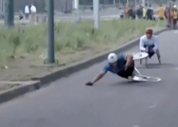 Caída de atletas en silla de ruedas en el Maratón de la CDMX desata críticas por baches