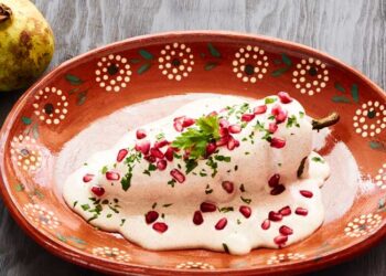 Multa de hasta 339 mil pesos por preparar chiles en nogada con este ingrediente prohibido