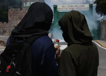 Normalistas protestan en Chilpancingo por el caso Ayotzinapa y lanzan petardos a la 35ª Zona Militar