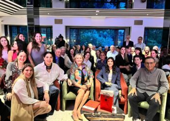 «Las Emociones en Pocas Palabras»: el libro que sana y dona para transformar vidas