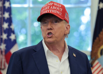 Trump afirma que cada estadounidense recibirá bono de 2 mil dólares ante ingresos por los aranceles