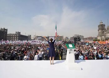 Sheinbaum agradece apoyo en mitin en el Zócalo para celebrar aniversario de la 4T