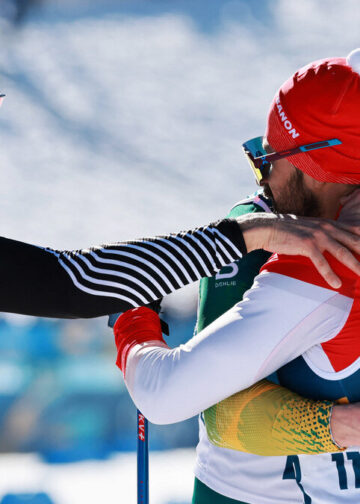 Allan Corona llega a la meta en los Juegos Olímpicos de Invierno 2026 y celebra con sus compañeros