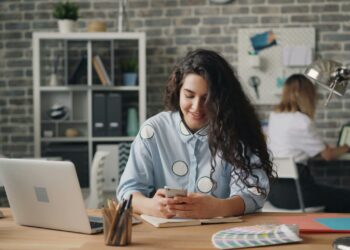 La Inteligencia Artificial conquista el emprendimiento femenino: 57% ya la integra en sus negocios