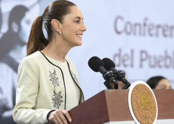 Taxis y Uber negocian con el gobierno reglas de operación en el Aeropuerto de CDMX